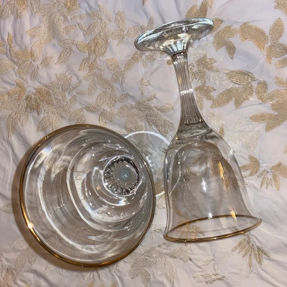 NWOT Gold Rimed Elegant Wine Glasses, Stunning Simple Design, Great Condition🍷🍷
